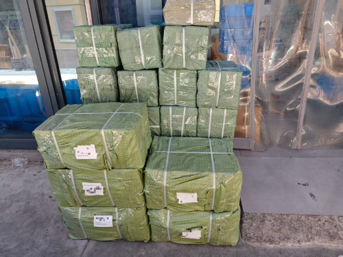 Две пратки надвор од вратата - хардвер од кабинетот се упатуваат кон Тајланд и Блискиот Исток
